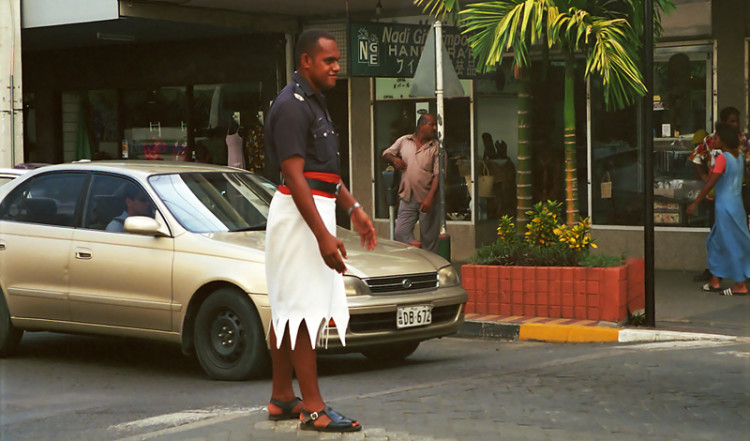 Polis dirigerar trafik i kjol, Nadi centrum Polis dirigerar trafik i kjol, Nadi centrum