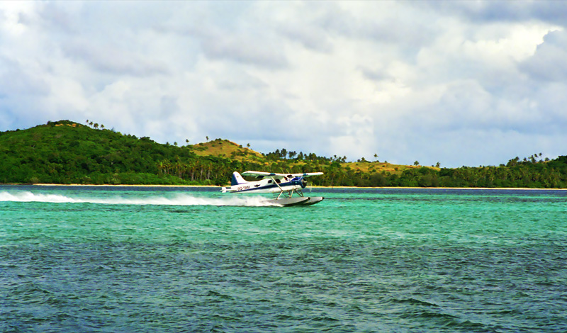 Turtle Airways pontonplan lyfter från Turtle Island, Yasawa Fiji