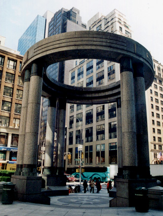 monument vid hotellet