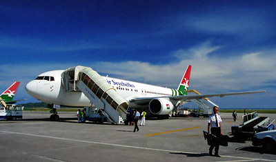 Air Seychelles planet parkerat efter landning på Mahé International flygplats