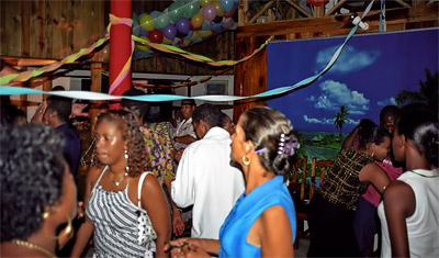 Ett party är i full gång på Chez Marston och vi blir inbjudna, La Digue nyårsafton 2002