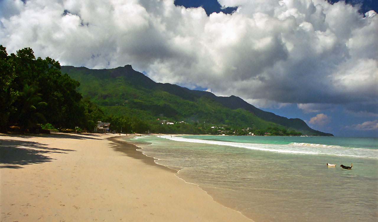 Sol över Beau Vallon Beach, Seychellerna