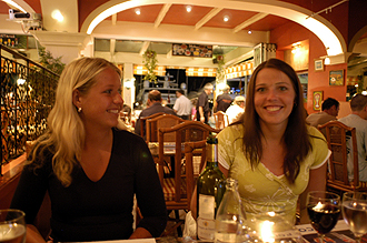 Anki och Christina på restaurang i Puerto Banus