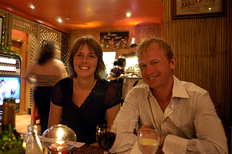 Anna och Lasse på restaurang i Puerto Banus
