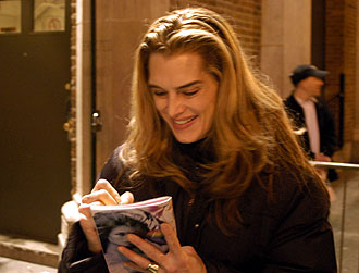 Brooke Shields skriver autograf
