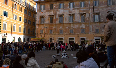 Gatuunderhållning vid Santa Maria i Trastevere