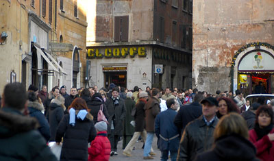 Gatuliv på Via del Seminario vid Piazza della rotonda