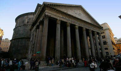Pantheon vid Piazza della Rotonda mitt i Rom