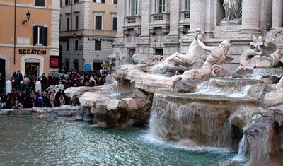 Vattnet strömmar ur Fontana di trevi