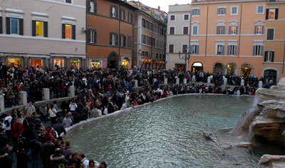 En stor folksamling beundrar Fontana di trevi