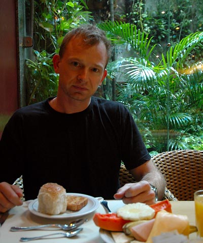Lasse njuter av god frukost