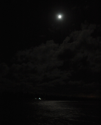 Måne över havet
