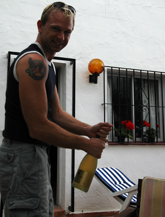 Lasse öppnar champagne
