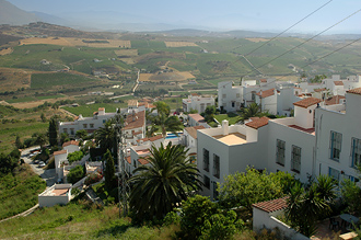 På vägen upp till byn Manilva får vi en vacker vy över Monte Viñas, bergen, vindruvsodlingarna och havet.