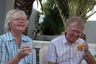 Mamma och pappa tar en drink i trädgården i Monte Viñas