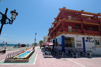 Sabinillas strandpromenad med Bar de playa Azul på hörnan