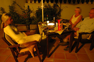 Vi njuter av den spanska sköna sommarnatten i trädgården