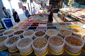 Marknadsstånd med nötter, godis med mera