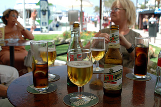 Vi svalkar oss med kall öl och cocacola