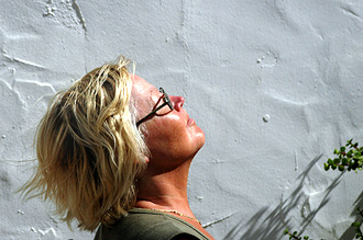 Aina njuter av den sköna solen