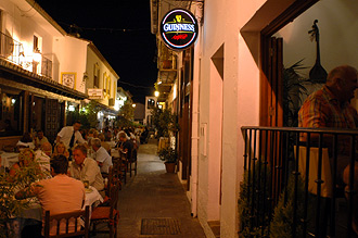 Restaurangstråk på Calle Málaga i Benahavis