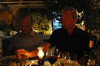 Sven-Åke och Lasse lägger upp mat på La Posá Dos i Estepona