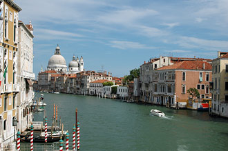 Ifrån bron Ponte Accademia får vi en vacker vy över Canal Grande och Santa Maria della Salute kyrkan