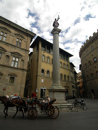 Staty och litet torg