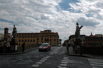 Bro på väg mot Ponte Vecchio