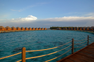 Solen börjar gå ner över Vilu Reef resort