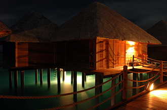 Vy över längan av watervillas nattetid