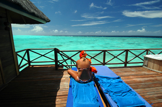 Vi njuter av solen på altanen.