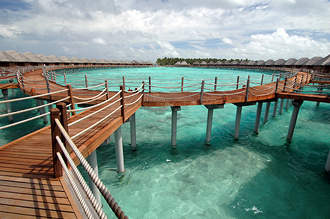 Ifrån ingången till presidentvillan som ligger längst ut får man en fin vy över formationen av alla Vilu Reef watervillas.
