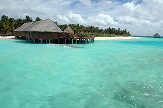 Ifrån bryggan in till ön ser vi Sunset Restaurant och stranden vi låg vid för några dagar sedan.