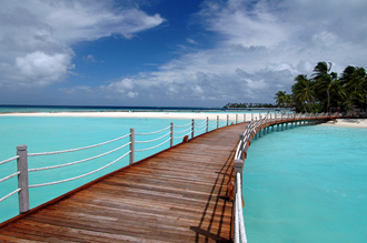 Det är en vacker promenad man får längstmed bryggan in mot stranden.