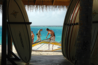 Någon förbereder sig för att ge sig ut och vindsurfa