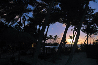 Det är en vacker solnedgång när vi går in till poolbaren