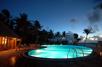 Poolen och poolbaren by night