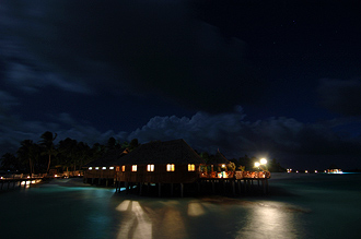 Det är ett vackert sken över Sunset Restaurant och havet när vi går tillbaka till vår watervilla.