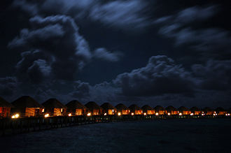 Molnen rör sig snabbt över ön och bildar en dramatisk men vacker vy över våra vattenvillor.