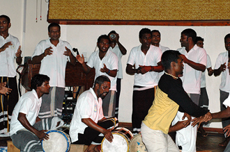 Folklore show på Vilu Reef.