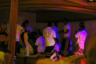 Folklore show på Vilu Reef.