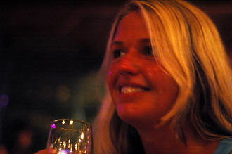 Anki tar ett glas vin efter att ha varit uppe och dansat.