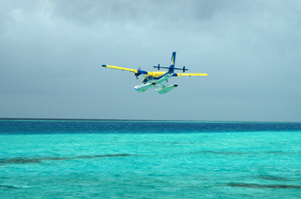 Ett pontonplan landar i havet.