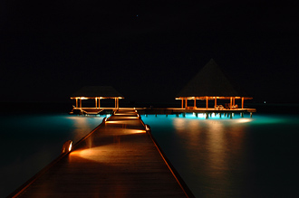 Vy ifrån stranden utöver bryggan