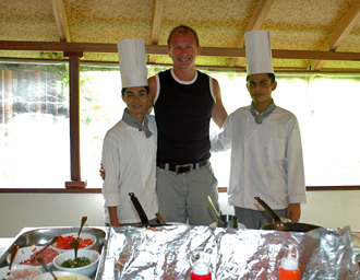 Lasse tillsammans med de två kockar som brukar servera omeletter och pannkakor till frukost varje morgon