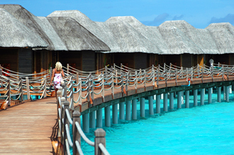 Med skorna i handen promenerar Anki över bron till vår watervilla