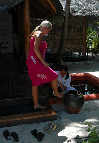 Innan man går in i spa-avdelningen får man fötterna skölda i vatten