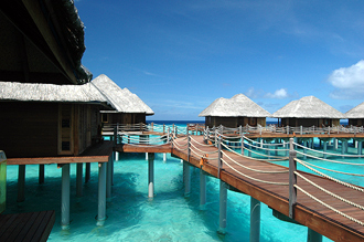 Utsikt från vår vattenvilla åt andra hållet där de två bryggorna möts och 