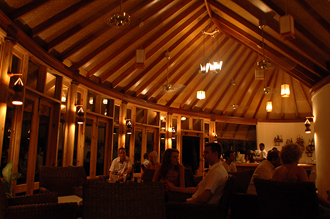 Drink efter maten inne på poolbaren